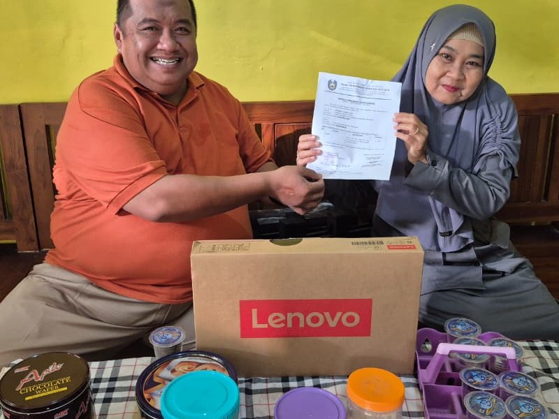 PENERIAMAAN BANTUAN 2 UNIT LAPTOP DARI DINAS PENDIDIKAN